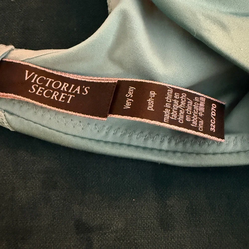 Victoria's Secret Very Sexy Push Up Bra Light Blue‎ Lace Trim 32C